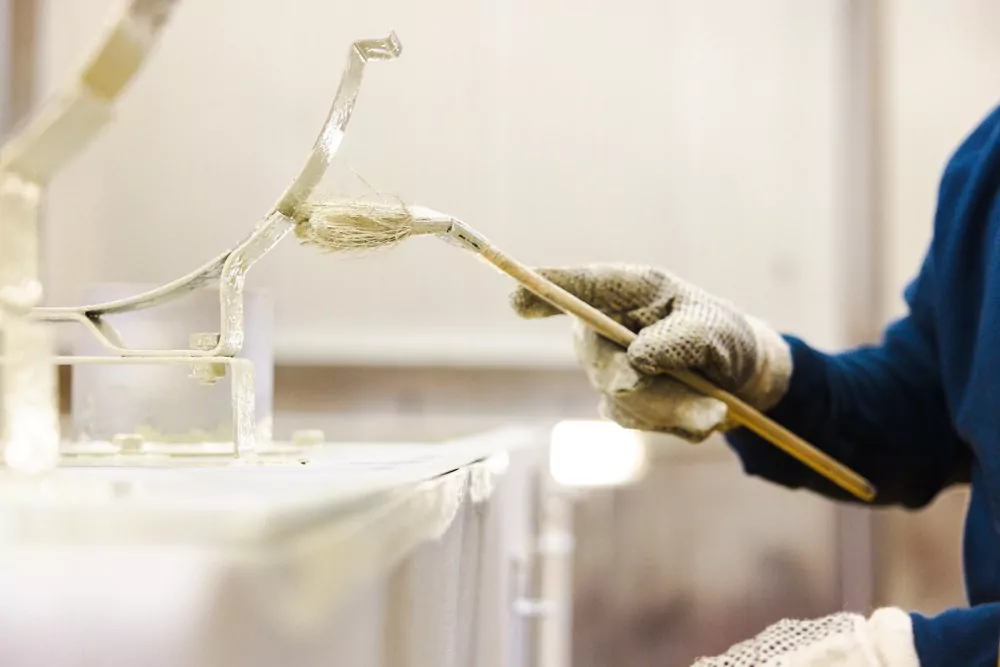 Handmatig coaten van een metalen onderdeel voor een nauwkeurige afwerking