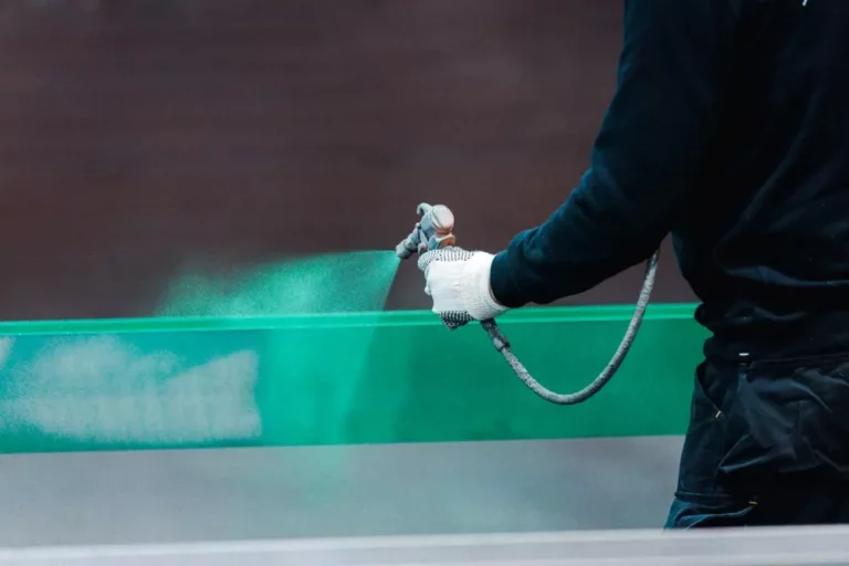 Metalen onderdeel wordt voorzien van een coatinglaag