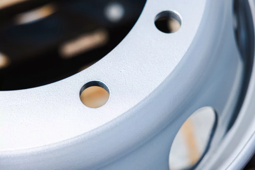 Detail van een strak afgewerkt gecoat metalen onderdeel