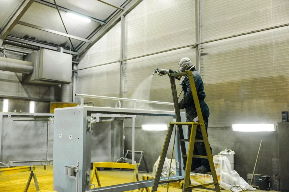 Stalen constructie wordt professioneel gespoten in de coatingruimte