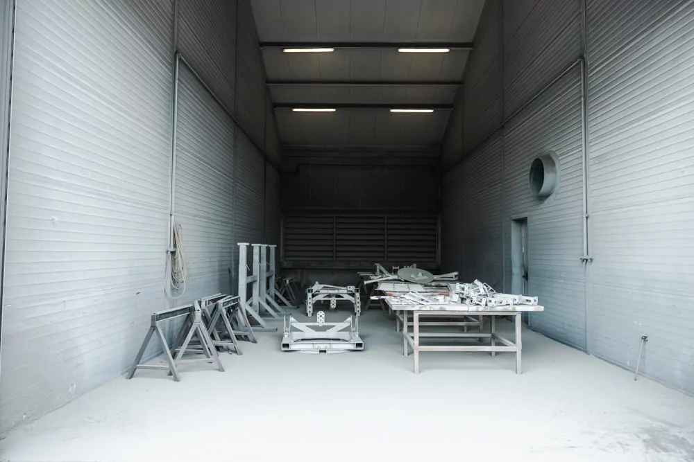 Inkijkje in de coatinghal van T. van der Wal B.V. met behandelde stalen constructies