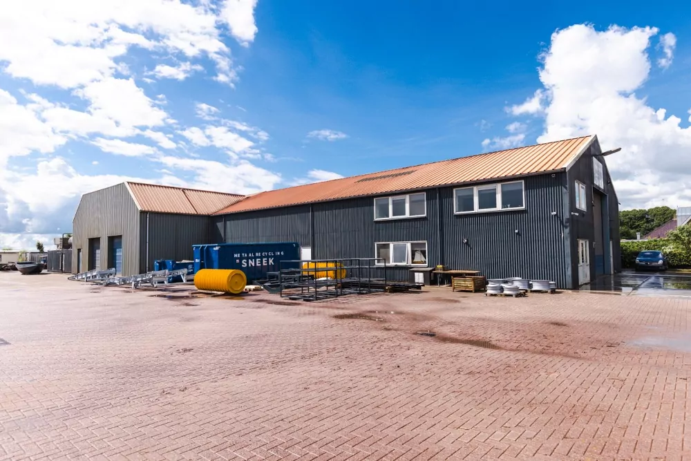 Bedrijfspand van T. van der Wal B.V. in Boazum
