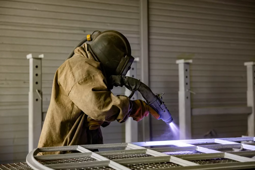 Medewerker behandelt een metalen onderdeel met schooperen