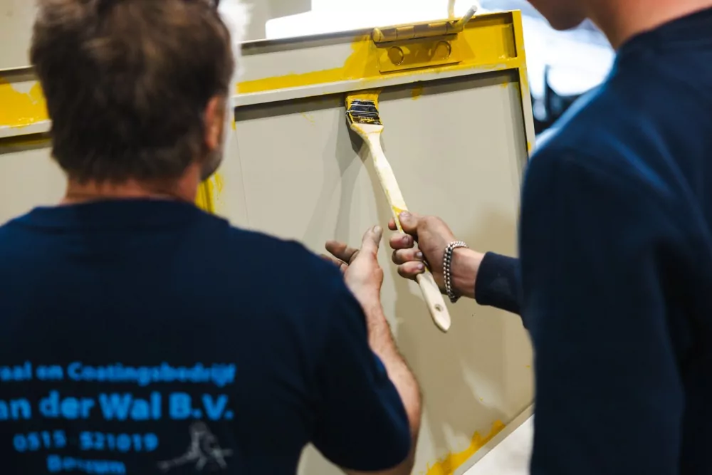Stagiair voert werkzaamheden uit in de werkplaats van T. van der Wal B.V.