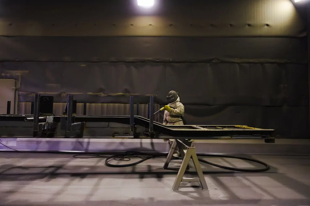 Chassis in de straalruimte voorbereid voor verdere behandeling