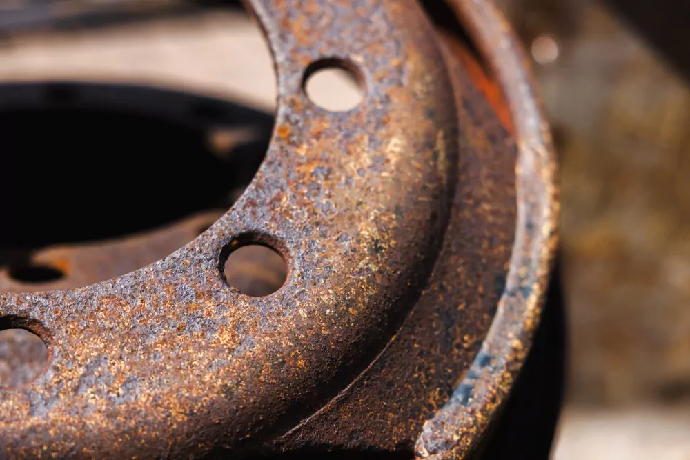 Roestig metalen onderdeel voorafgaand aan het stralen