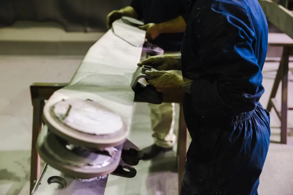Medewerkers werken samen aan een straal- of coatingproject